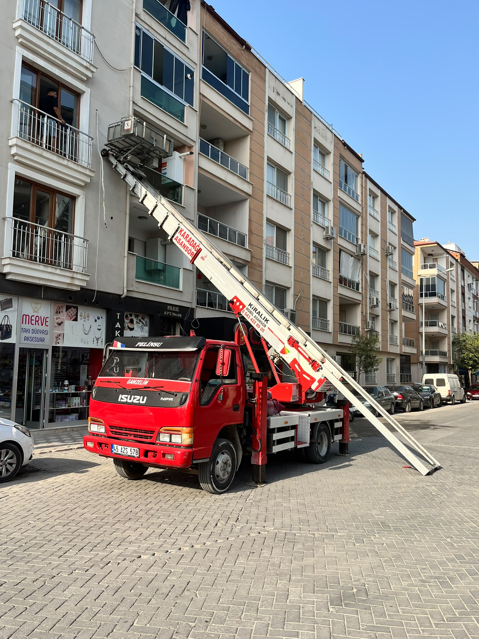 Karadağ Asansör mobil asansör aracı Manisa'da hizmet verirken